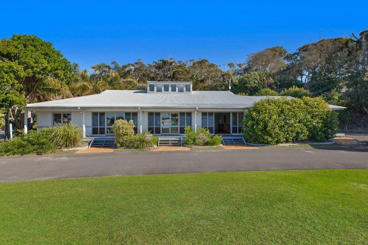 Blue Lagoon Beach Resort Bateau Bay Exterior photo